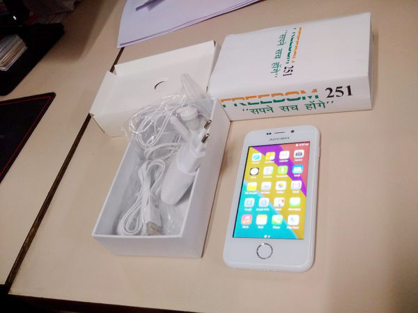 Freedom 251 Hands On Box Contents