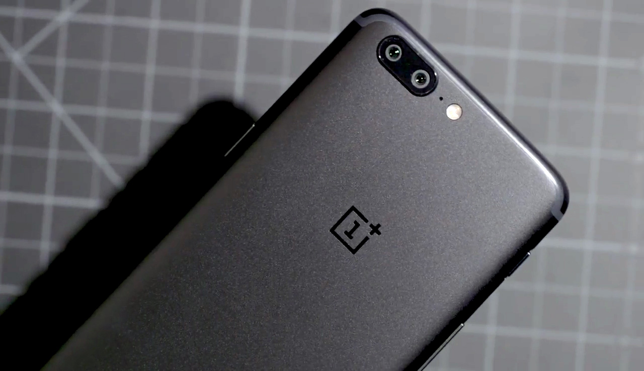 oneplus 5 hands on back dual cameras